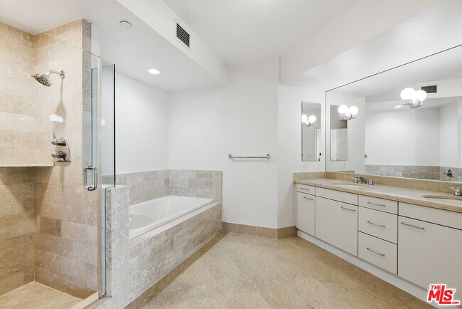 Building Photo - 13600 Marina Pointe Dr