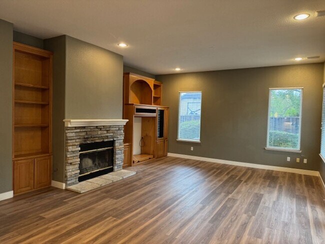 Building Photo - Gorgeous 5 bedroom + office, 4.5 bath Alam...