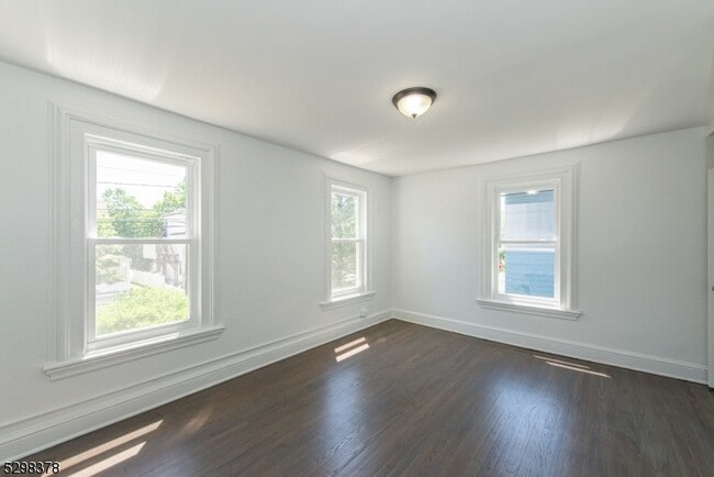 Building Photo - 54 Spruce St
