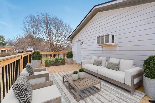 Building Photo - 562 Lone Oak Dr