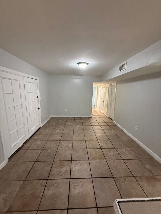 Building Photo - 2748 Woodside Dr