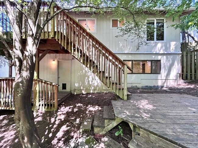 Building Photo - Large 3 Bed, 2 Bath, Sanctuary!