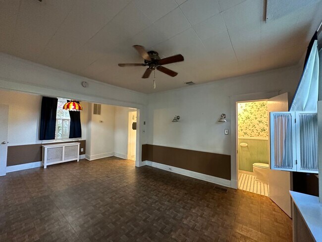 Building Photo - Charming 3 Bedroom/1.5 Bathroom Home in Ha...