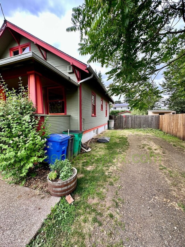 Building Photo - 2-Bedroom House with Fully Fenced Backyard...