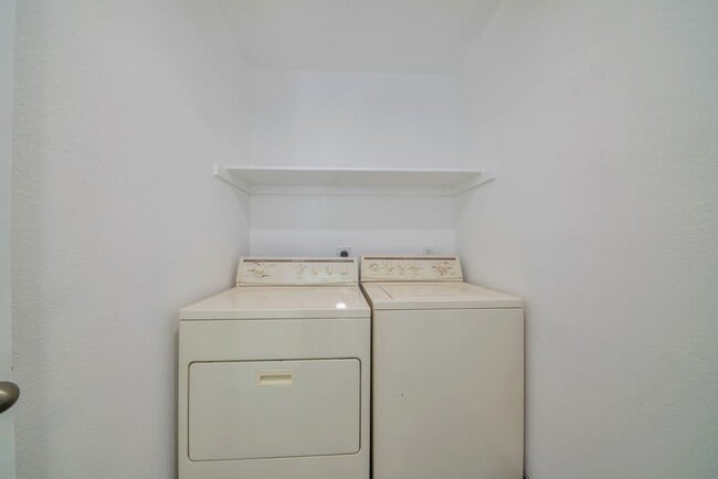 Building Photo - 6 Bed house with Pool near ASU