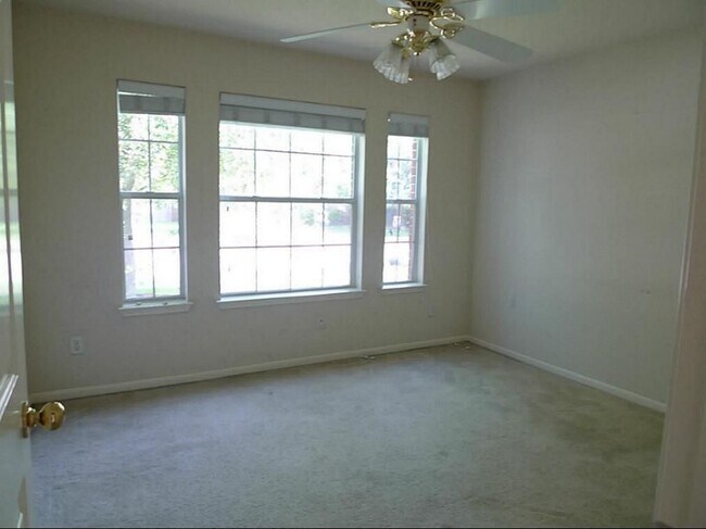 Building Photo - 9718 Cottage St