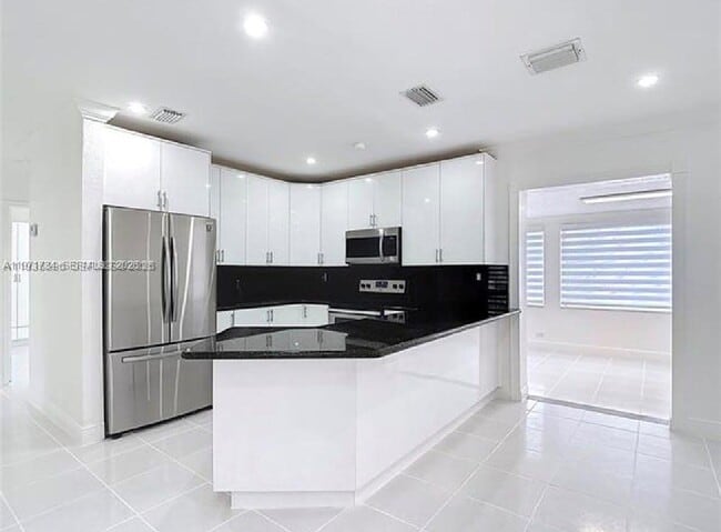 Building Photo - 7410 SW 39th St