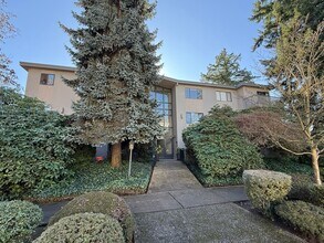 Building Photo - 2Bd/2Ba Bellevue Condo