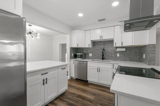 Building Photo - FULLY FENCED Home For Rent in St Petersburg!