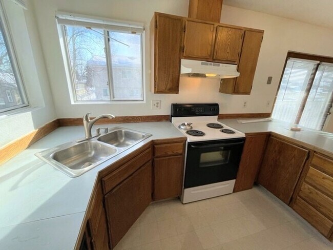 Building Photo - RARE FIND! Spacious and bright three bedroom apartment in South Anchorage with in unit laundry, f...