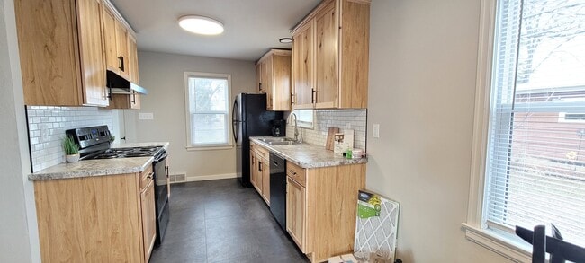 Building Photo - 2724 Stanley St