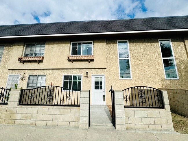 Primary Photo - 3 BEDROOM HOME FOR LEASING IN Baldwin Park