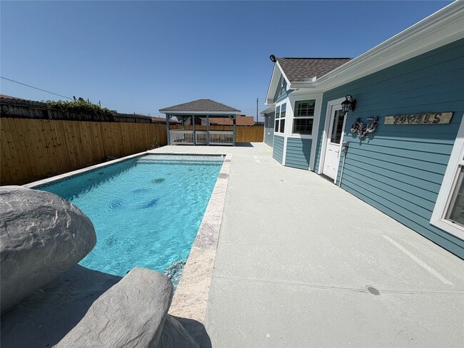 Building Photo - 5525 Swan Dr