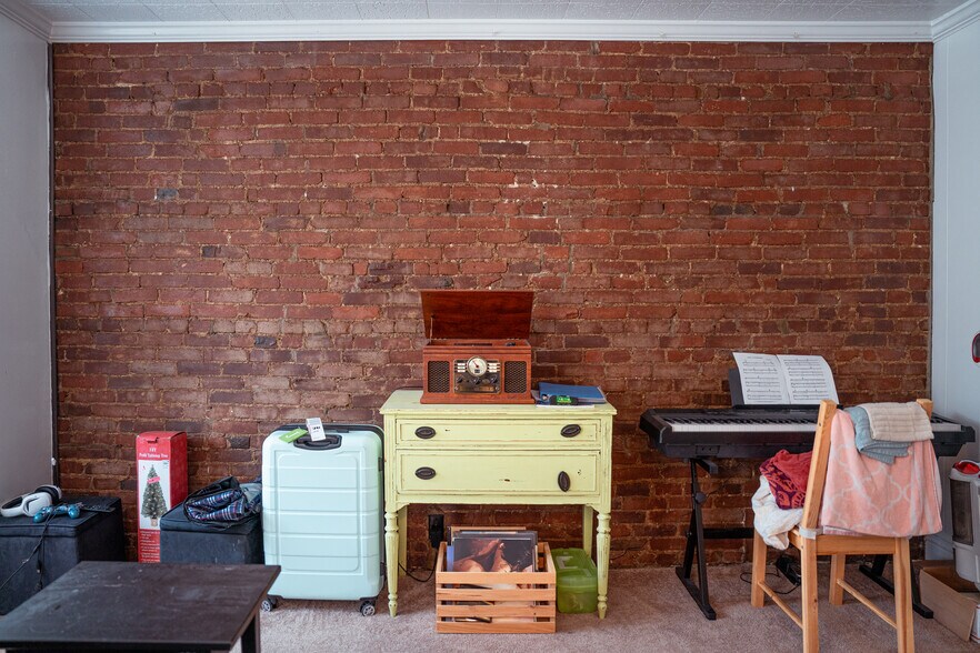 Building Photo - 627 S Negley Ave