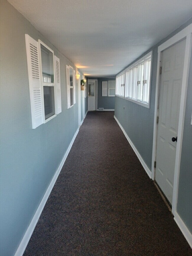 Building Photo - 208 6th Ave SW