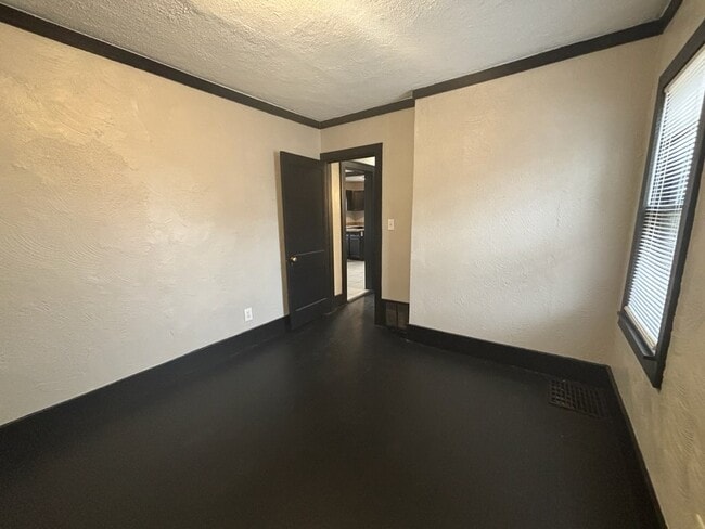 Building Photo - 2829 Kenmore Ave