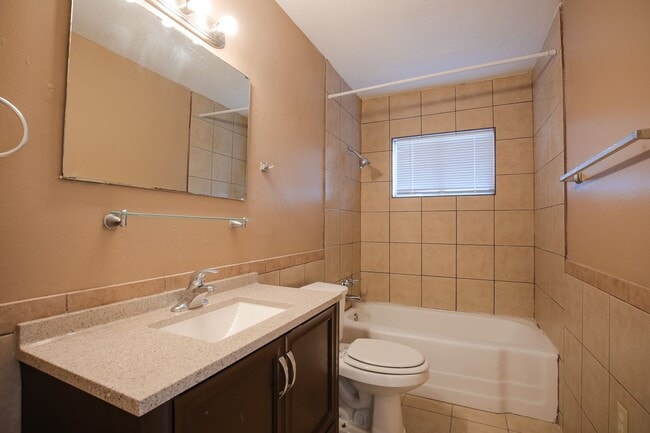 Building Photo - Cute 3 bedroom, 1 Bath Home on a large corner lot