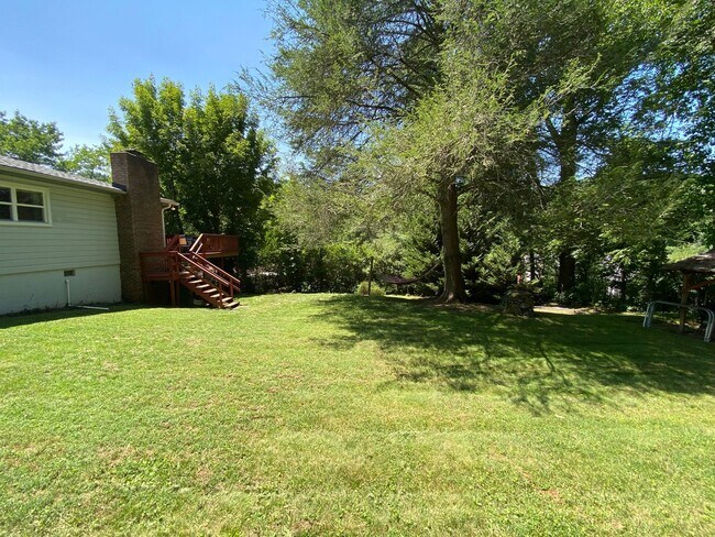 Building Photo - North AVL - Spacious Home with Large Yard ...