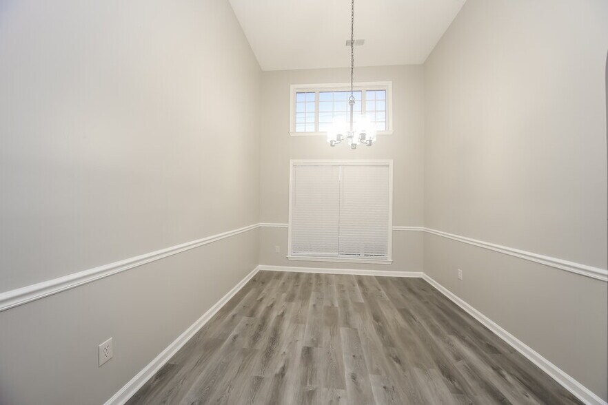 Building Photo - 6164 Kingsview Dr