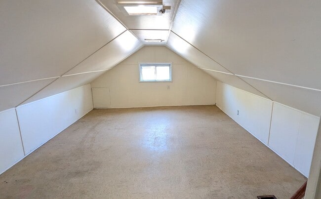Building Photo - 969 Fleming- 2 bedroom house with basement...