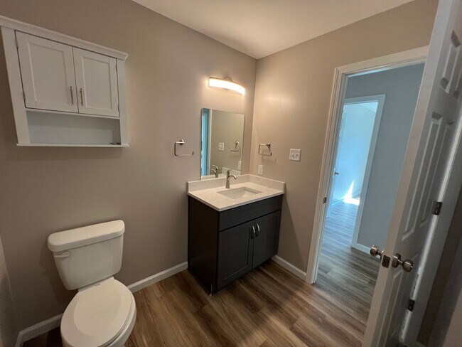 Building Photo - 3-Bedroom, 2-Bathroom Apartment on Bloomington's Eastside