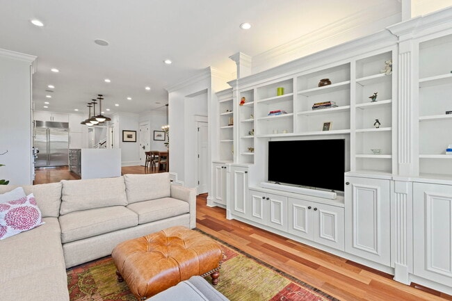 Building Photo - 4322 N Hermitage Ave