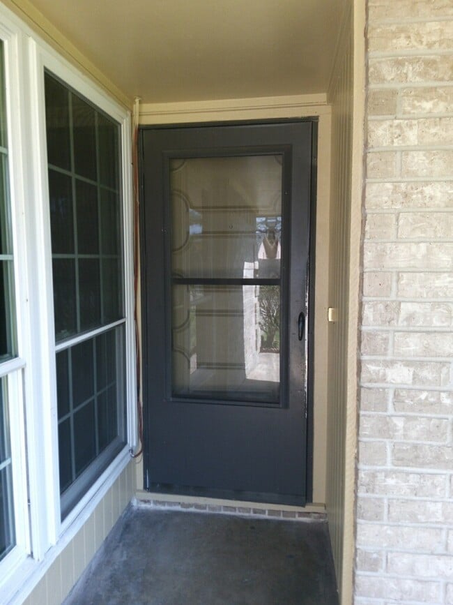 Building Photo - 9626 Guest St