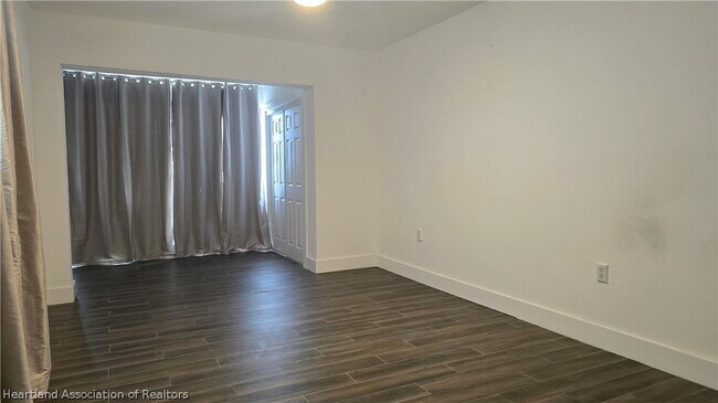 Building Photo - 639 Killarney Dr