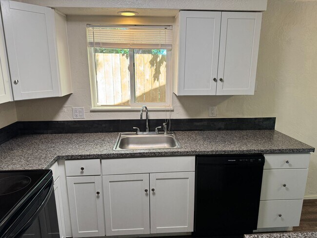 Building Photo - Updated 2-bedroom 1.5 bath duplex in Springfield!