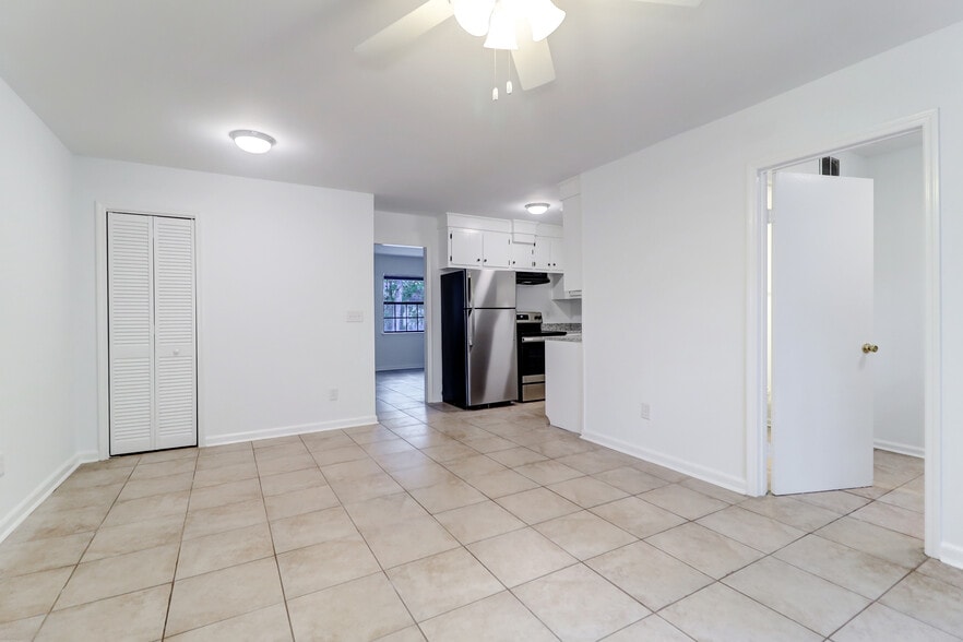 Building Photo - 1618 Poinsettia Rd