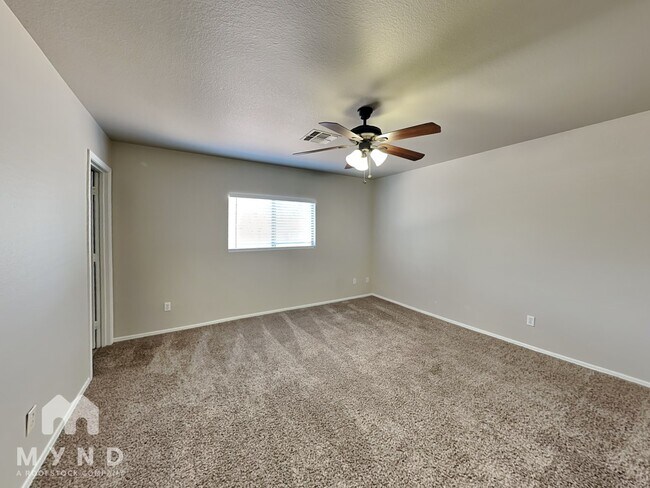 Building Photo - 550 W Kingman Dr