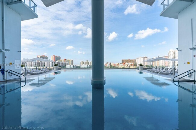 Building Photo - 17121 Collins Ave