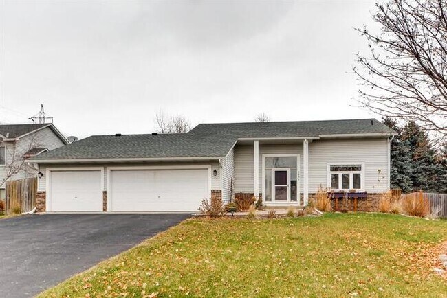 Primary Photo - 2831 Carver Park Cir, Woodbury, MN, 55125