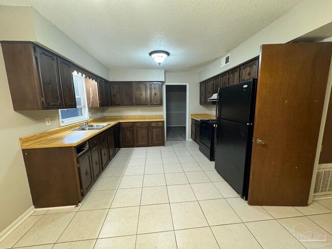 Building Photo - 1017 Great Oaks Dr