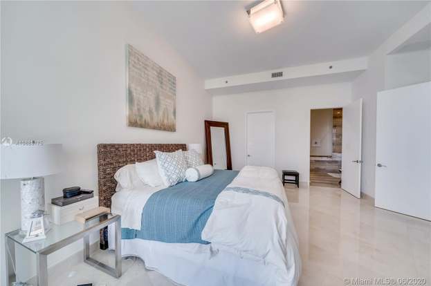 Building Photo - 15811 Collins Ave