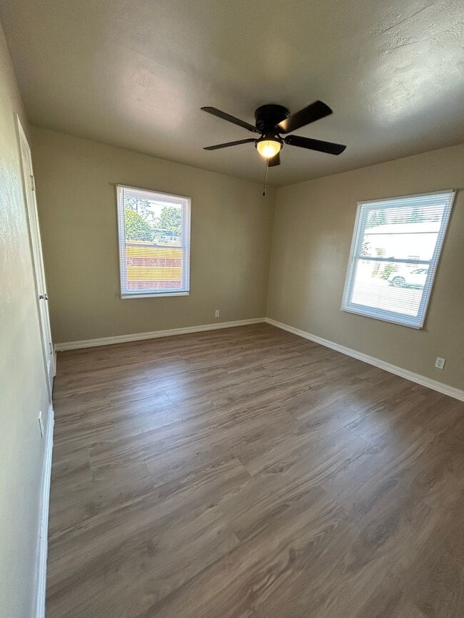 Building Photo - Newly Updated 2 Bed/1 Bath Home