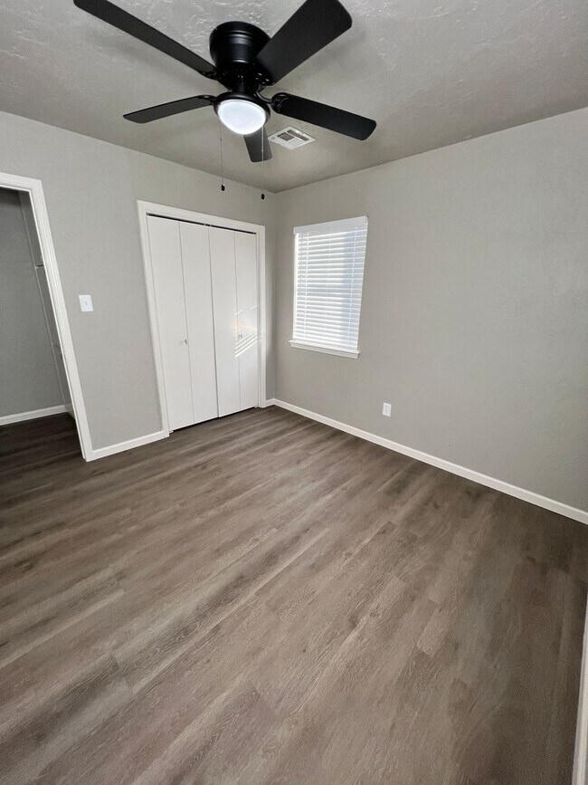 Building Photo - 919 SW 60th- AVAILABLE NOW!!