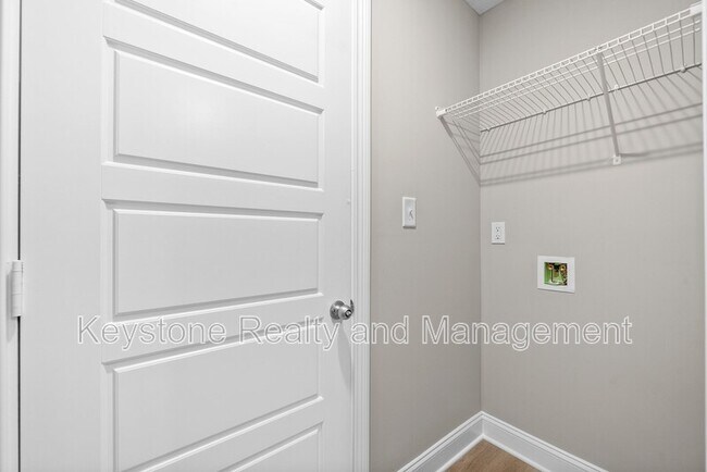 Building Photo - 3800 Roscommon Way