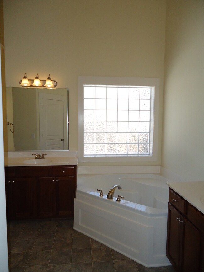 Building Photo - 220 Ruth Cir