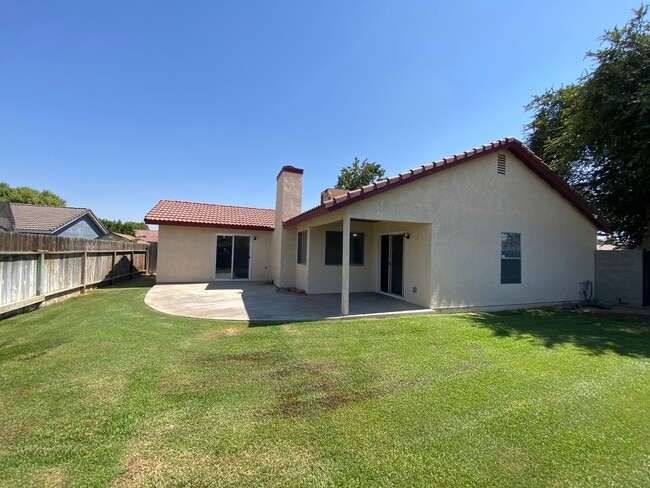 Building Photo - Newley Remodeled 3 BD 2 BA house on corner...