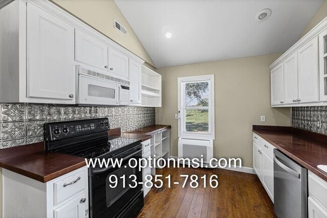 Building Photo - 15 Minutes out side Lawrence - MOVE IN READY!