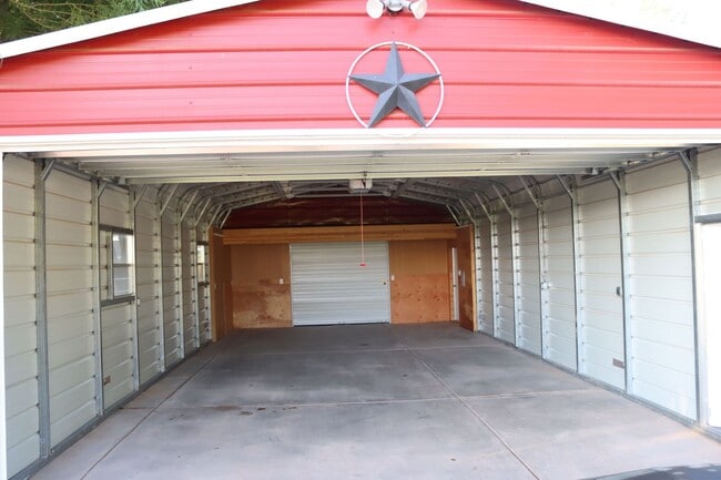 Building Photo - Gorgeous location, spectacular amenities, 3 bedroom furnished home for rent.