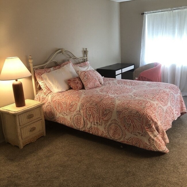 Building Photo - 685 Oak St