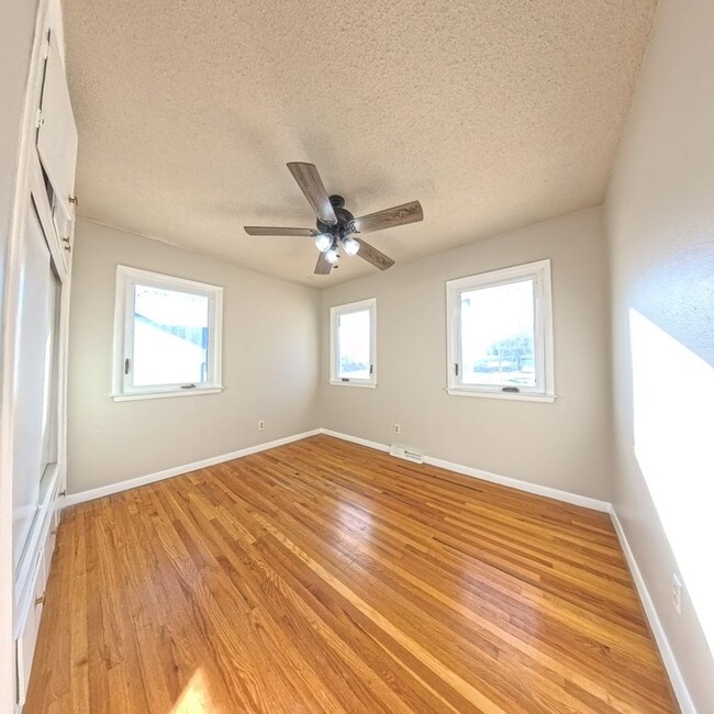 Building Photo - Spacious 3-Bedroom, 1-Bath Ranch - South Side Location