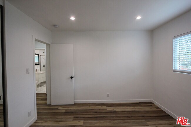 Building Photo - 12942 Moorpark St