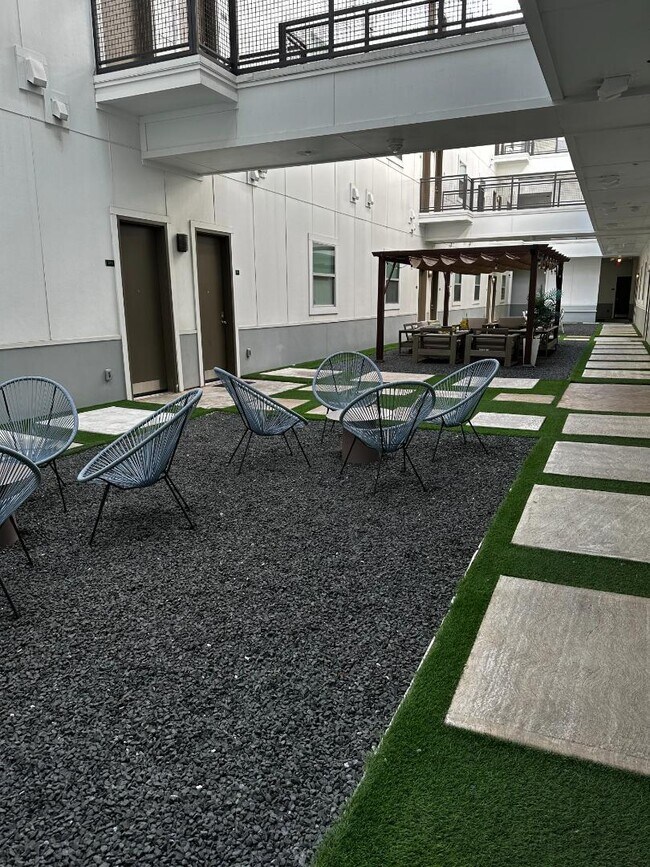 Building Photo - 1100 Peters St