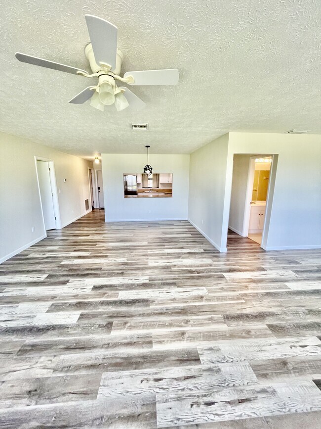 Building Photo - 12498 Riverside Dr