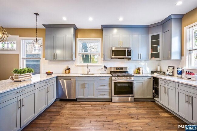 Building Photo - 1054-1056 Hunterdon Street Unit Leftside