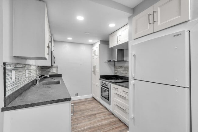 Building Photo - 9320 Fontainebleau Blvd