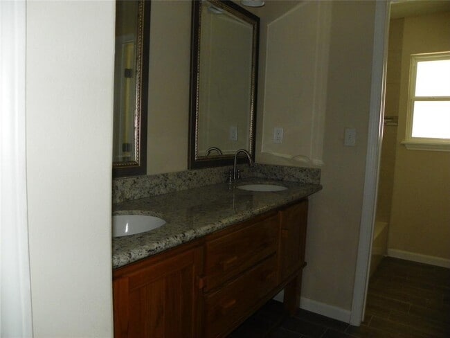 Building Photo - 18027 Bambriar Dr